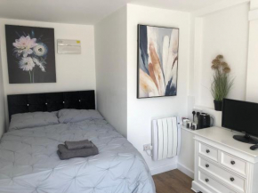 Lovely modern newly decorated 1 bed Studio